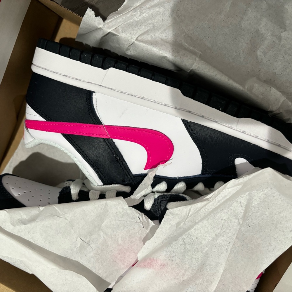 Dunk low GS obsidian fierce pink brand new never worn GS size 7y